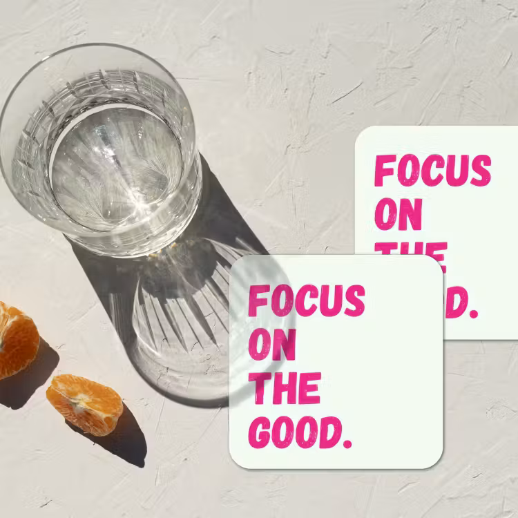 Focus on the good - Beige - Roze onderzetter kurk middel -sfeer4