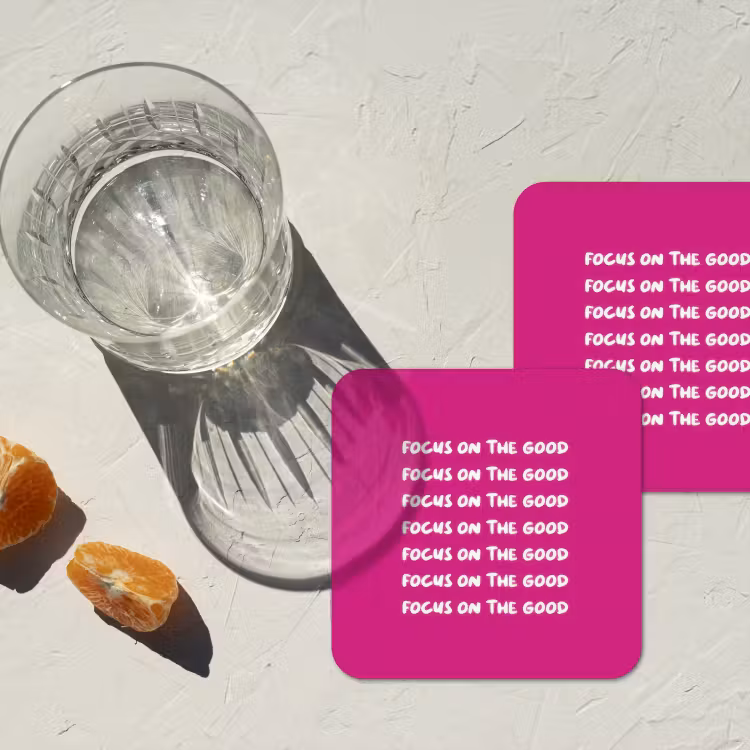 Focus on the good - Roze - wit onderzetter kurk middel -sfeer4