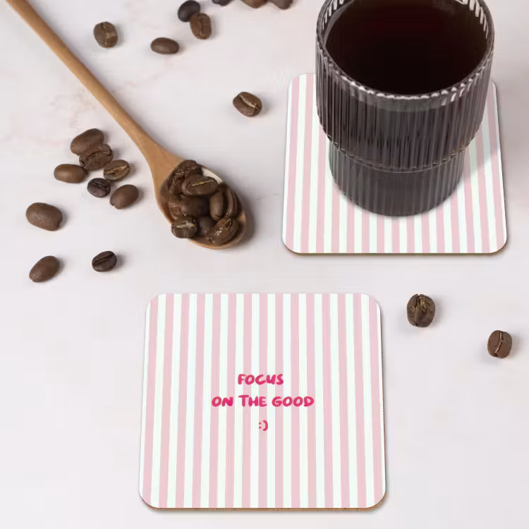 Focus on the good - Strepen - Roze - Smiley onderzetter kurk middel -sfeer2