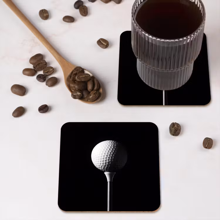Golfbal - Minimalistisch - Wit onderzetter kurk middel -sfeer2