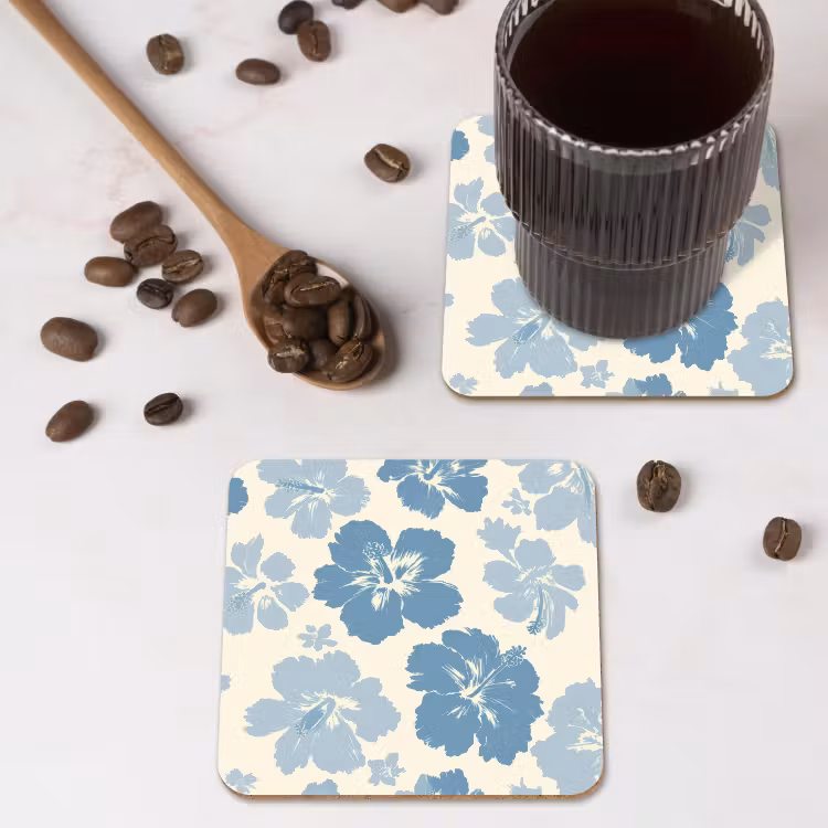 Hibiscusbloemen - Blauw - Patroon - Tropisch onderzetter kurk middel -sfeer2