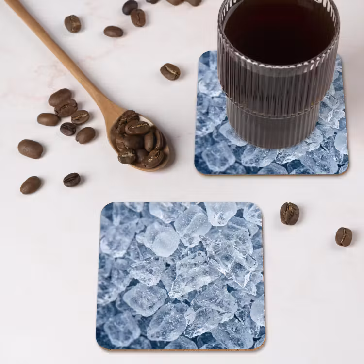 Ijsblokjes - Water - Blauw onderzetter kurk middel -sfeer2