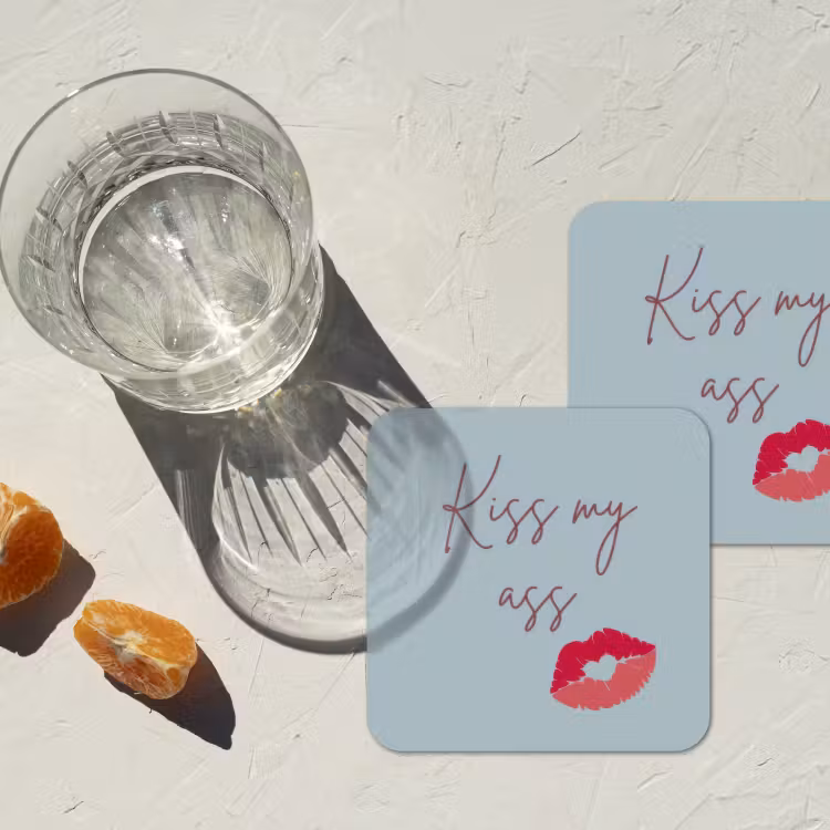 Kiss my ass - Lip - Blauw onderzetter kurk middel -sfeer4