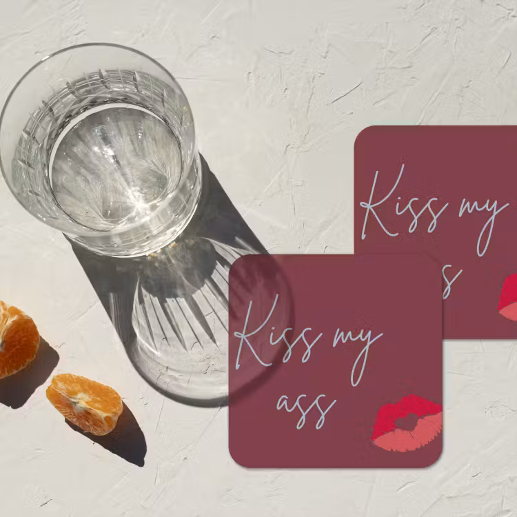 Kiss my ass - Lip - Bordeaux onderzetter kurk middel -sfeer4