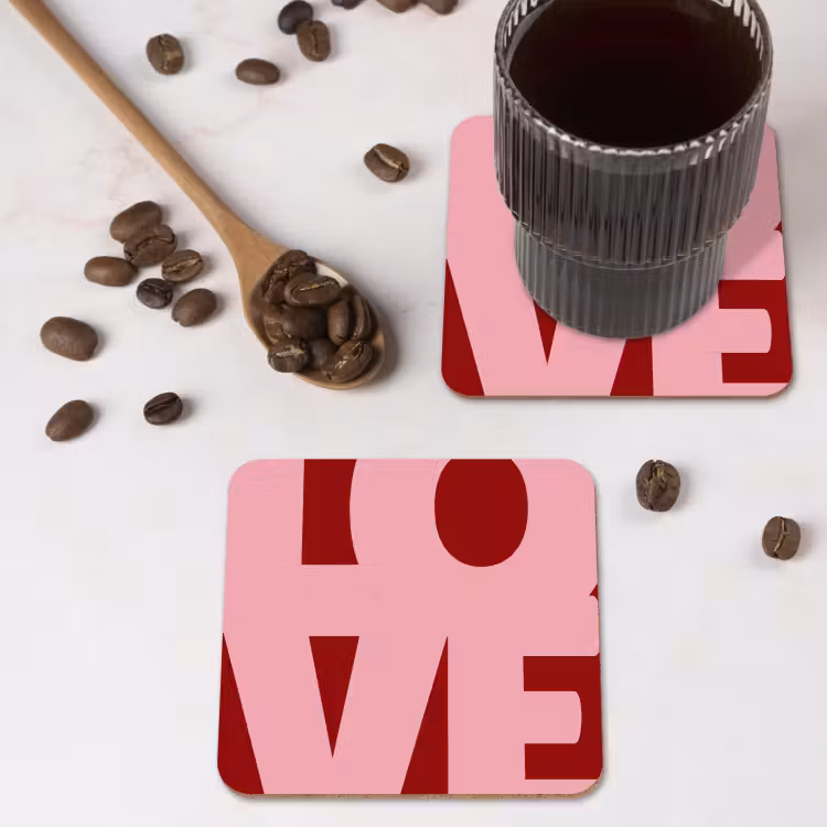 Love - Rood - Blokletters onderzetter kurk middel -sfeer2