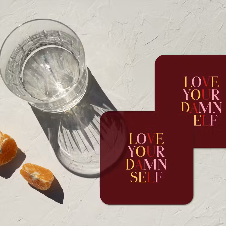 Love your damn self - Kleurrijk - Bordeaux onderzetter kurk middel -sfeer4