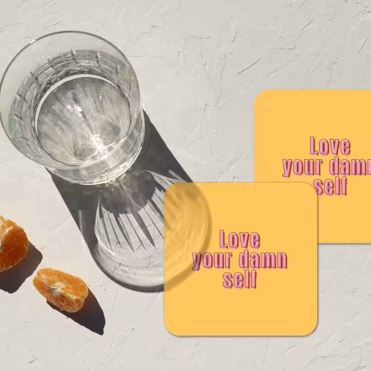 Love yourself - Roze - Geel onderzetter kurk middel -sfeer4