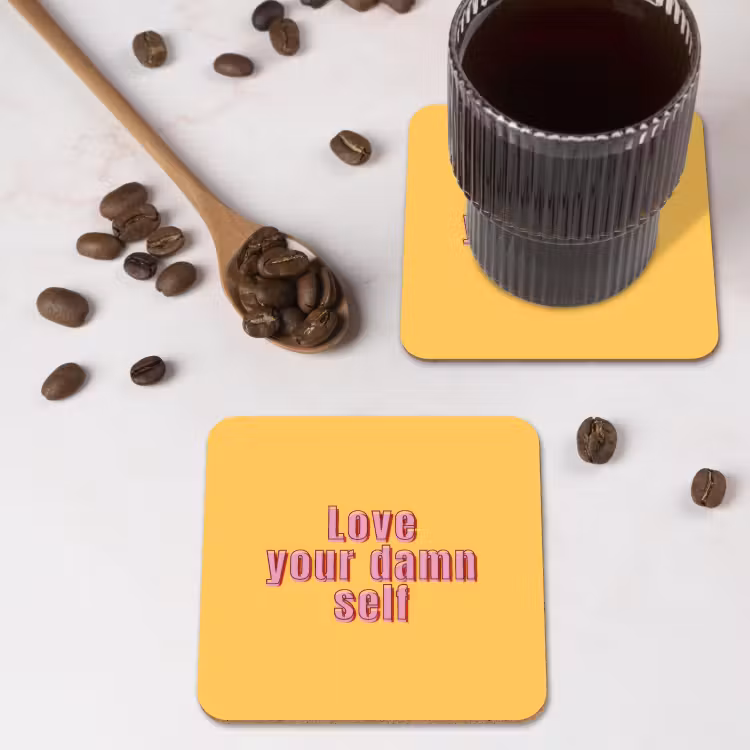 Love yourself - Roze - Geel onderzetter kurk middel -sfeer2