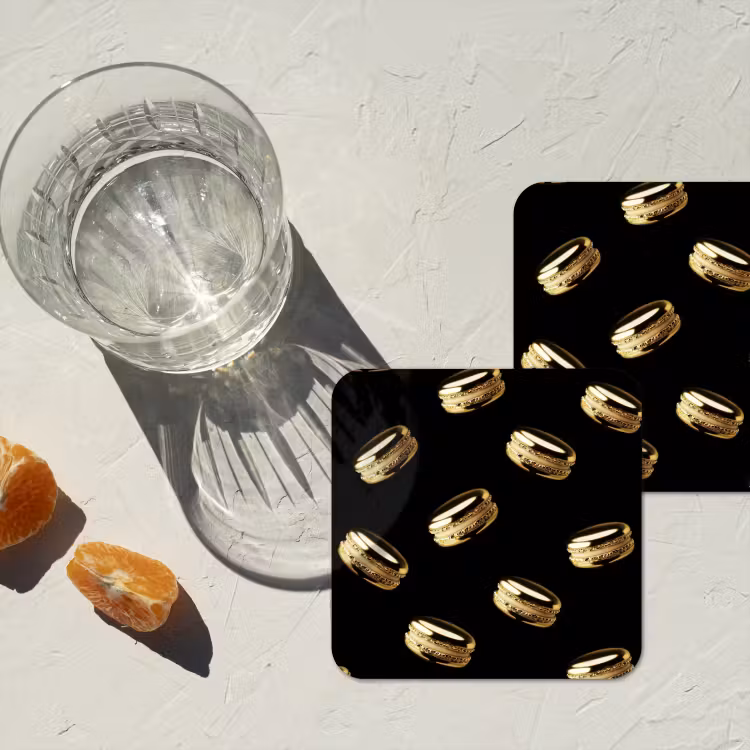 Macarons - Patroon - Goud - Zwart onderzetter kurk middel -sfeer4