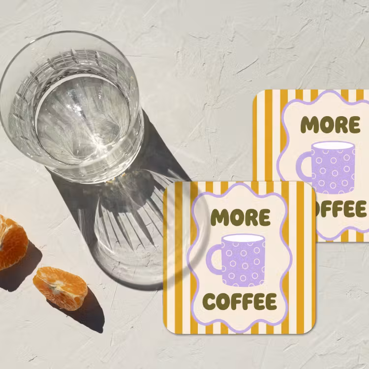 More coffee - Geel - Paars - Strepen - Mok onderzetter kurk middel -sfeer4