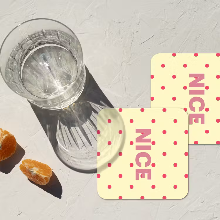 Nice - Stippen - Roze - Geel onderzetter kurk middel -sfeer4