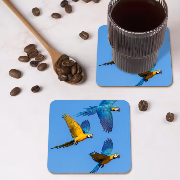 Papagaai - Vliegen - Blauw - Geel onderzetter kurk middel -sfeer2