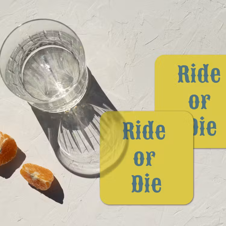Ride or die - Geel - Blauw onderzetter kurk middel -sfeer4