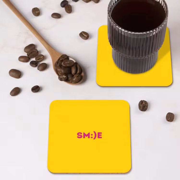 Smile - Roze - Geel onderzetter kurk middel -sfeer2