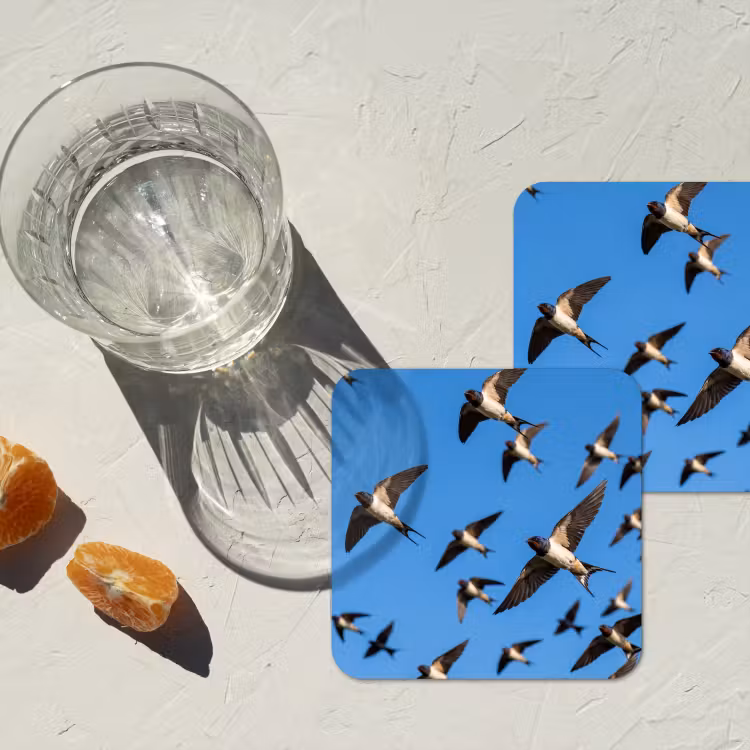 Zwaluwen - Vliegen - Blauw onderzetter kurk middel -sfeer4