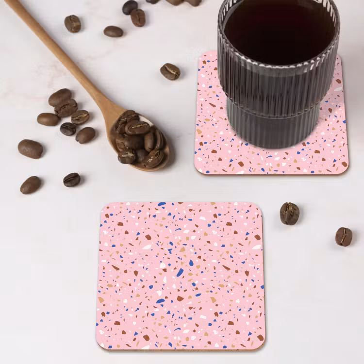 Terrazzo - Patroon - Kleurrijk - Roze onderzetter kurk middel 366 -sfeer2