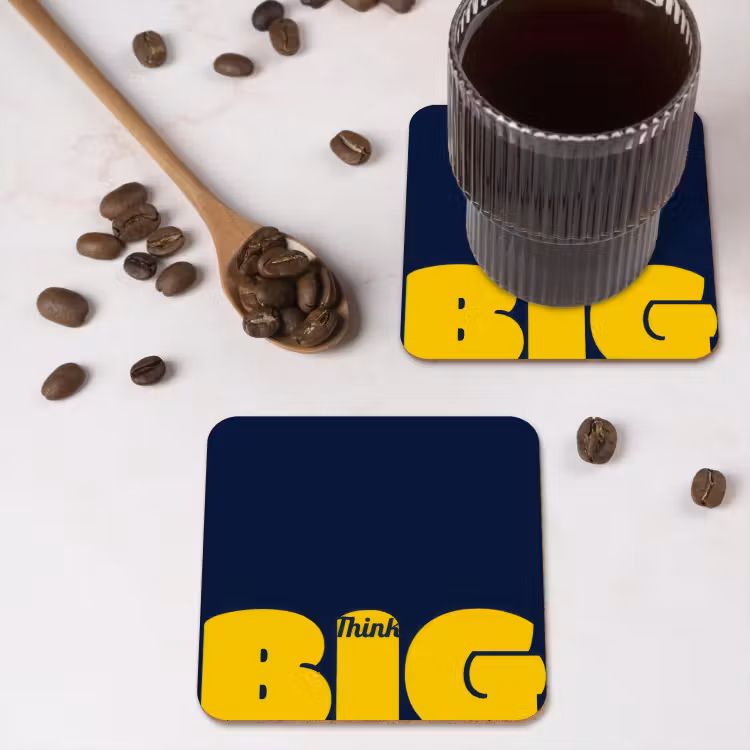 Think big - Blauw - Geel onderzetter kurk middel -sfeer2