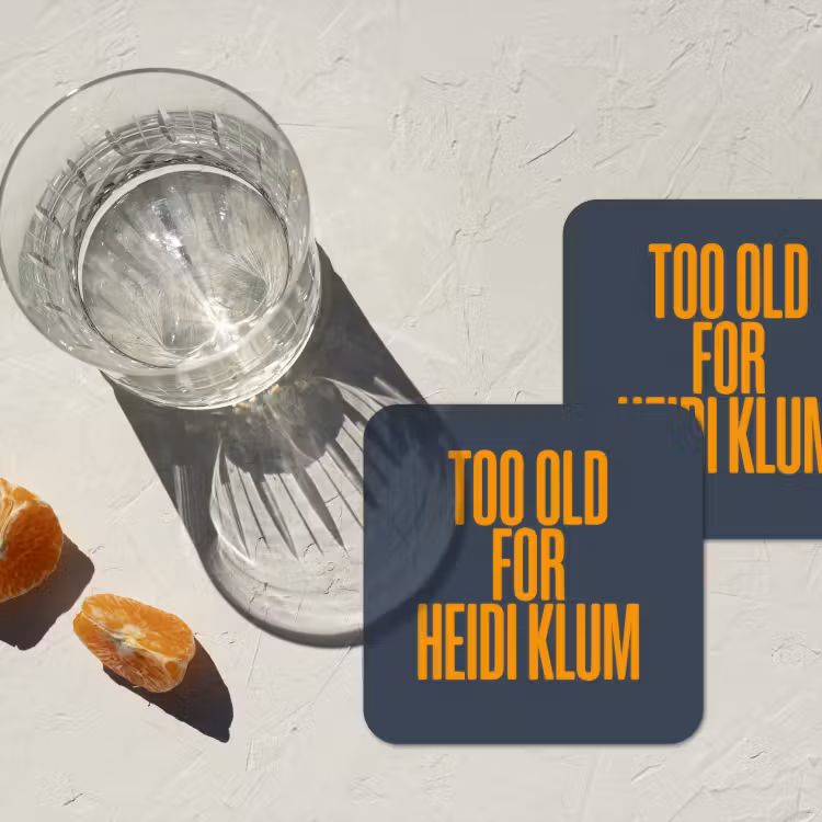 Too old for heidi klum - Geel - Blauw onderzetter kurk middel -sfeer4