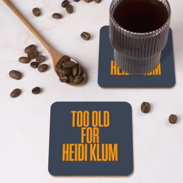 Too old for heidi klum - Geel - Blauw onderzetter kurk middel -sfeer2