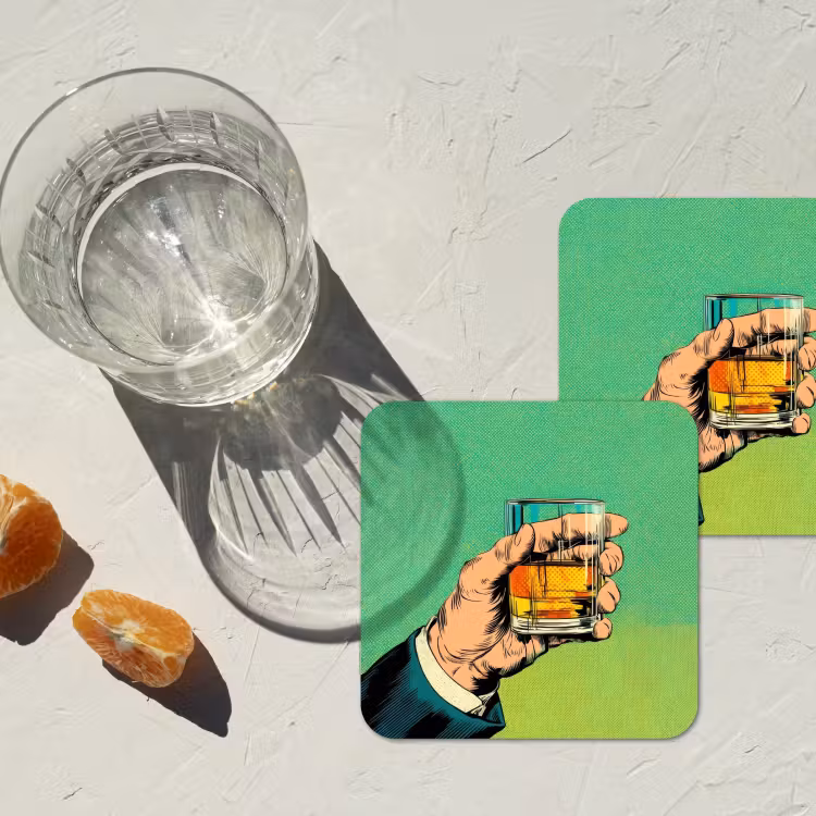 Whisky - Glas - Hand - Groen onderzetter kurk middel -sfeer4