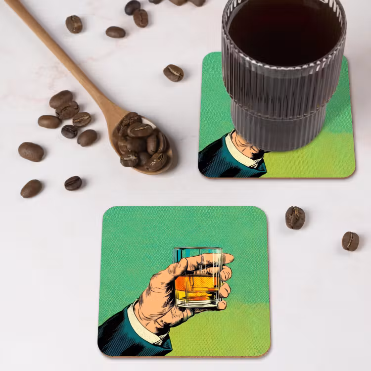 Whisky - Glas - Hand - Groen onderzetter kurk middel -sfeer2
