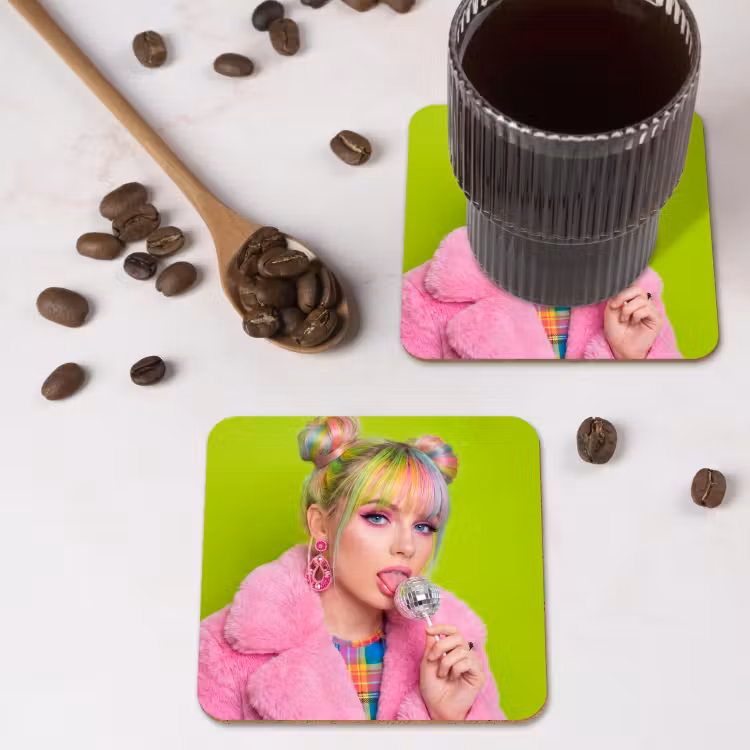 Vrouw - Kleurrijk haar - Pop art - Modern - Levendig onderzetter kurk middel -sfeer2