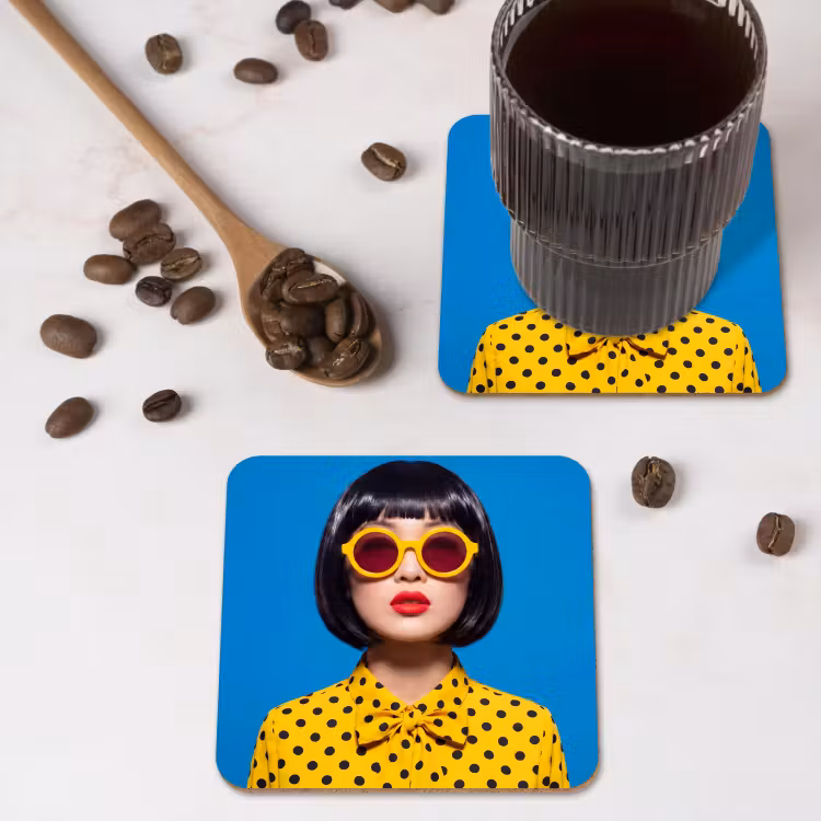 Vrouw - Zonnebril - Pop Art - Portret - Geel onderzetter kurk middel -sfeer2