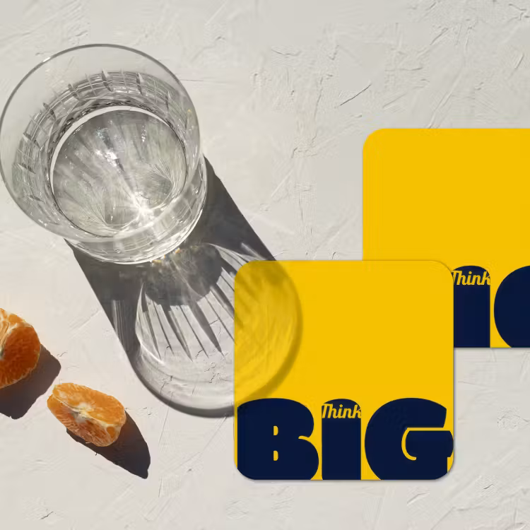 Geel - Think big - Grafisch onderzetter kurk middel -sfeer4