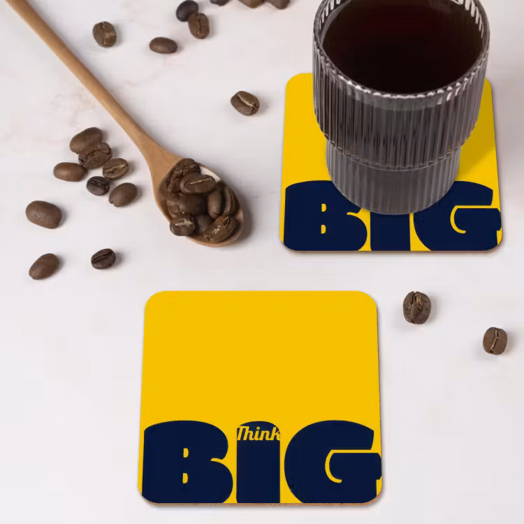 Geel - Think big - Grafisch onderzetter kurk middel -sfeer2