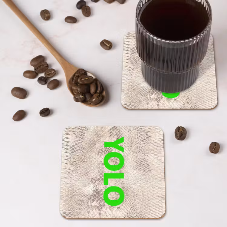 YOLO - Groen - Neon - Slangenprnt onderzetter kurk middel -sfeer2