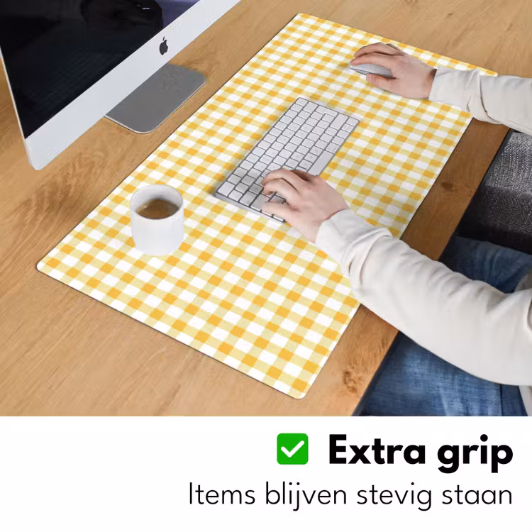 Ruit - Gingham - Klassiek - Geel en Wit Muismat XXL klein 681 -sfeer3