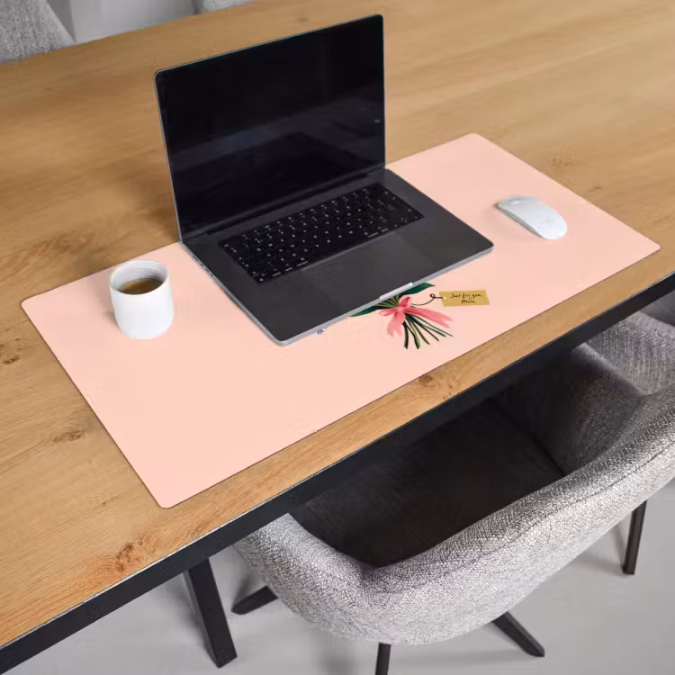Margrieten - Boeket - Strikje - Roze Muismat XXL klein -sfeer1