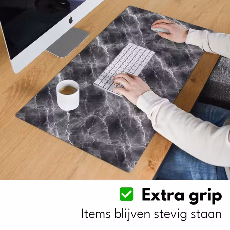 Donkergrijs - Bliksem - Marmer Muismat XXL klein 681 -sfeer3