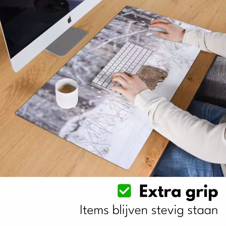 Hert - Sneeuw - Bos - Dieren - Vertederend Muismat XXL klein -sfeer3