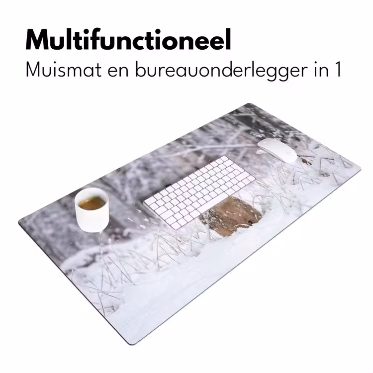 Hert - Sneeuw - Bos - Dieren - Vertederend Muismat XXL klein -sfeer4