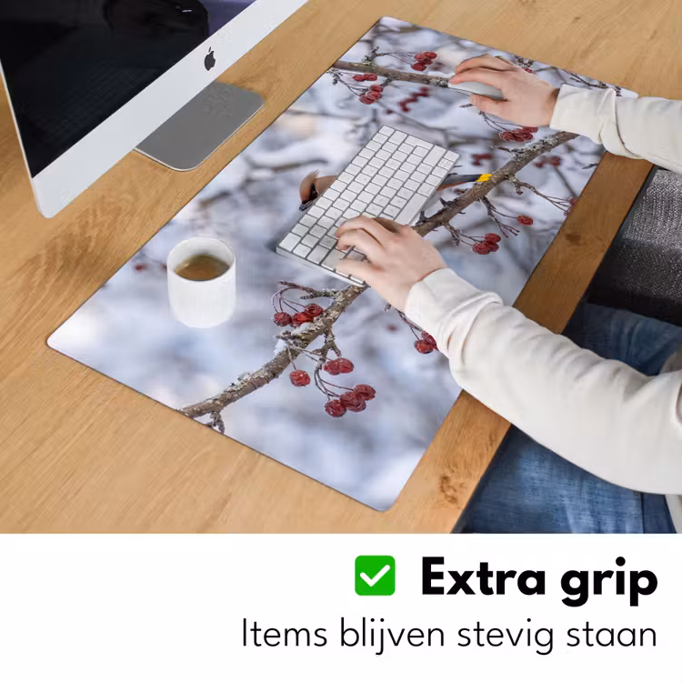 Pestvogel - Bessen - Winter - Natuur Muismat XXL klein -sfeer3
