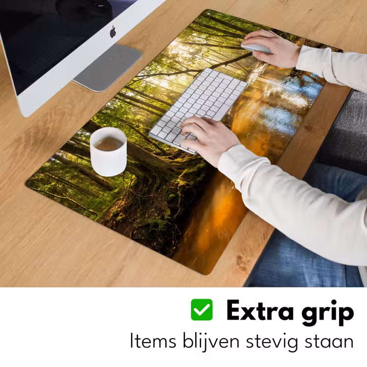 Bos - Beek - Zonlicht - Natuur - Groen Muismat XXL klein -sfeer3