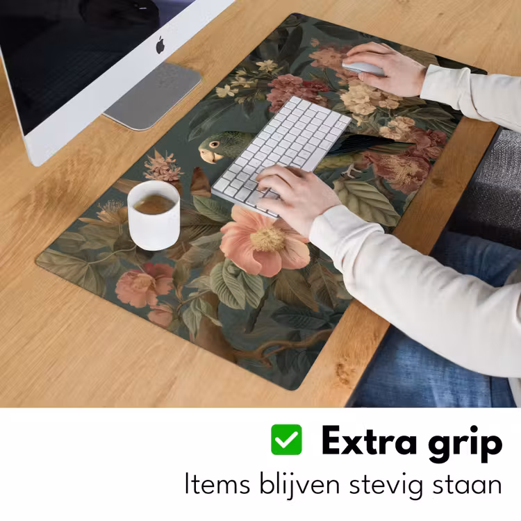 Groene papegaai - Kleurrijke bloemen - Donkere achtergrond Muismat XXL klein -sfeer3