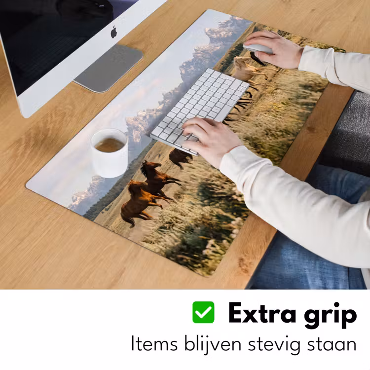 Paarden - Kudde - Bergen - Vrijheid - Wild Muismat XXL klein -sfeer3