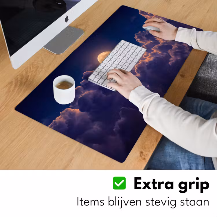 Maan - Wolken - Nacht - Oranje Muismat XXL klein -sfeer3