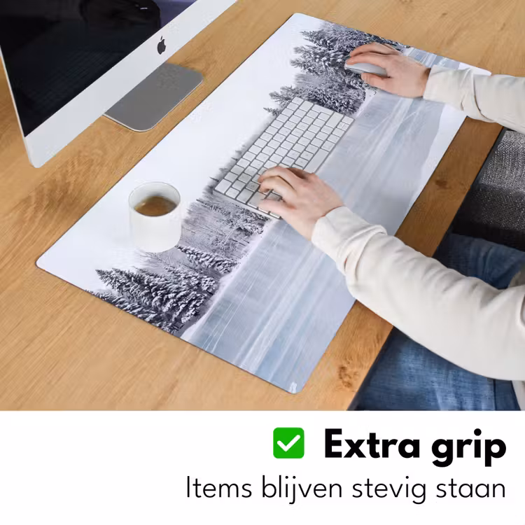 Meer - Dennen - IJs - Winter - Rustgevend Muismat XXL klein -sfeer3