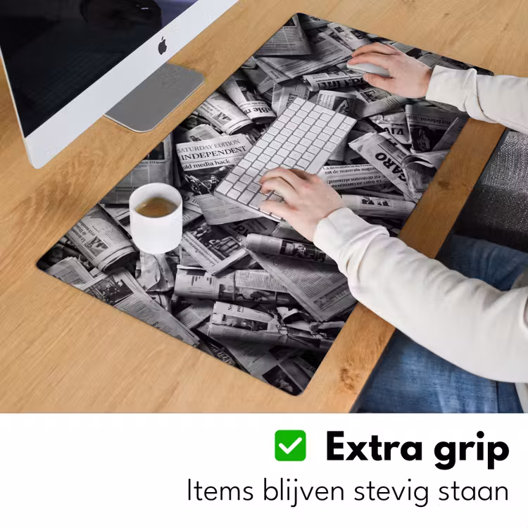 Krant - Stapel - Nieuws - Zwart-wit Muismat XXL klein -sfeer3