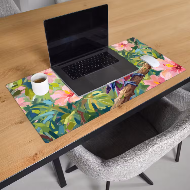 Papagaai - Hibiscusbloemen - Kleurrijk Muismat XXL klein -sfeer1