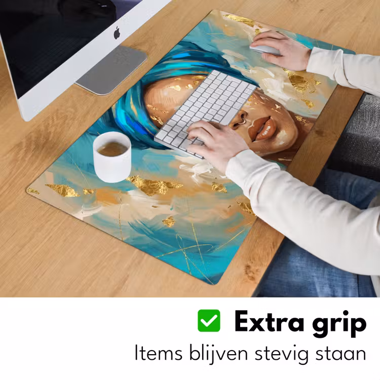 Portret - Vrouw - Schilderij - Blauw - Goud - Expressief Muismat XXL klein -sfeer3