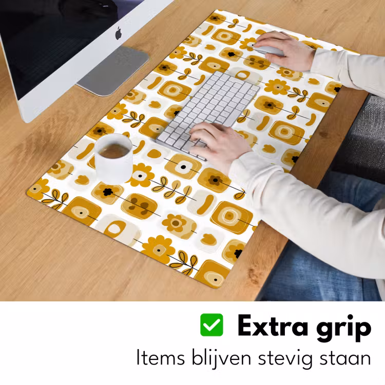 Retro - Abstract - Bloemen - Okergeel Muismat XXL klein 681 -sfeer3