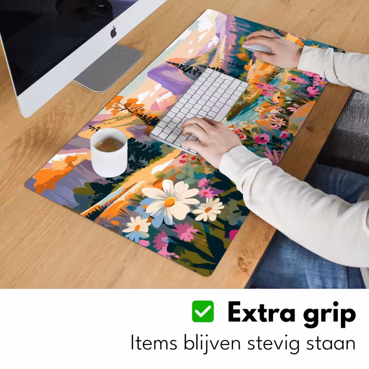 Rivier - Vallei vol bloemen - Levendig Muismat XXL klein -sfeer3