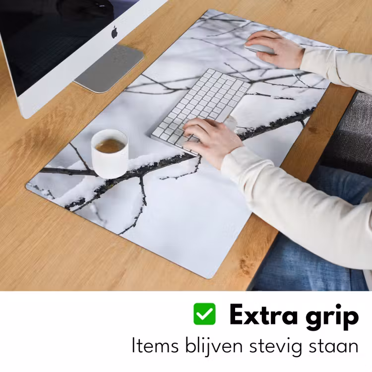 Roodborstje - Tak - Sneeuw - Winter - Levendig Muismat XXL klein -sfeer3