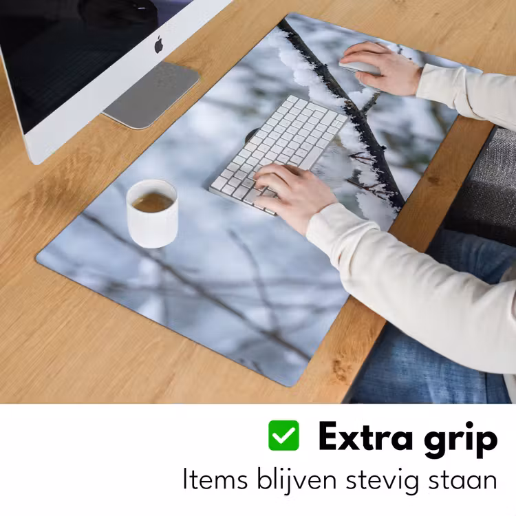 Roodborstje - Tak - Sneeuw - Winter - Levendig Muismat XXL klein -sfeer3