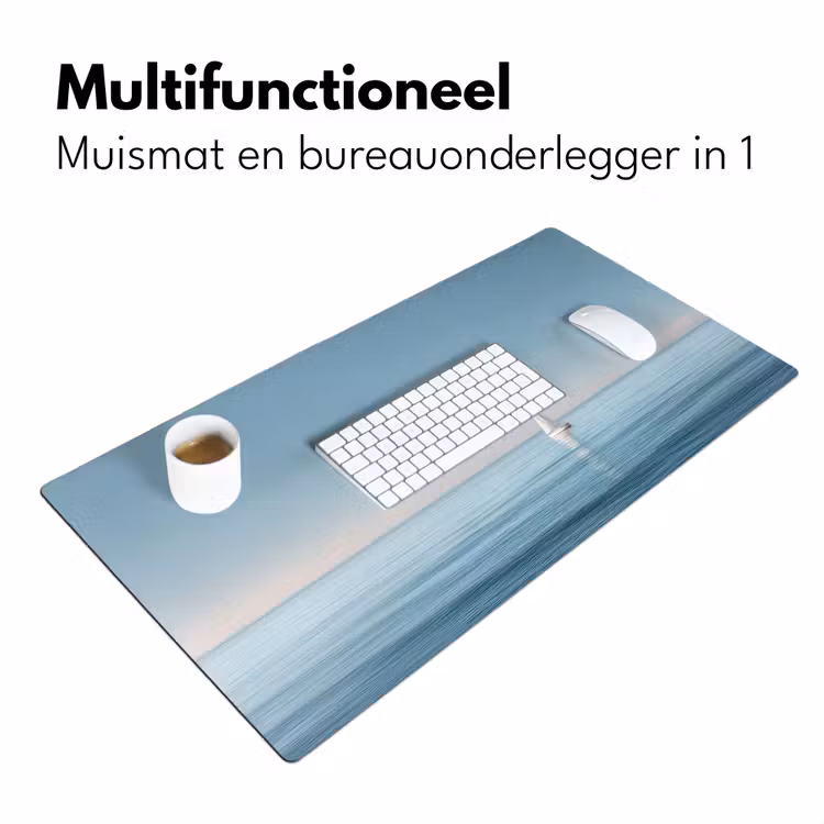 Zeilbootje - Kalme zee - Helderblauwe hemel Muismat XXL klein -sfeer4