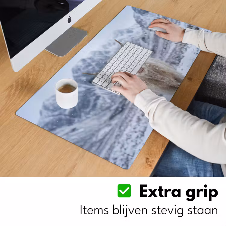 Schotse Hooglander - Sneeuw - Bergen - Winter Muismat XXL klein -sfeer3